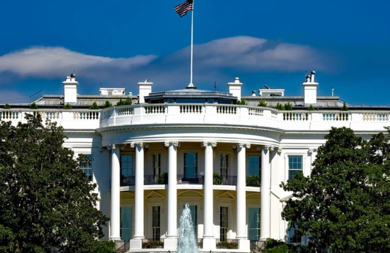 A photo of the White House.